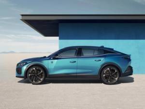 Dongfeng <span class=keywords><strong>Peugeot</strong></span> 408x 2024 Usata, <span class=keywords><strong>Berlina</strong></span> 1.5T Turbo Benzina, Interni in Tessuto Chiaro, Cerchi R17, Cambio Automatico, Guida a Sinistra - Product Image 2