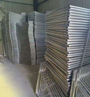 Accessoires de support d'extension pour échafaudage : Support triangulaire stabilisateur de béquille galvanisé à chaud, fourni directement par l'usine