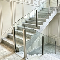 Poteau de balustrade architectural en acier inoxydable à montage en surface avec plaque de base pour garde-corps en verre de balcon et terrasses extérieures