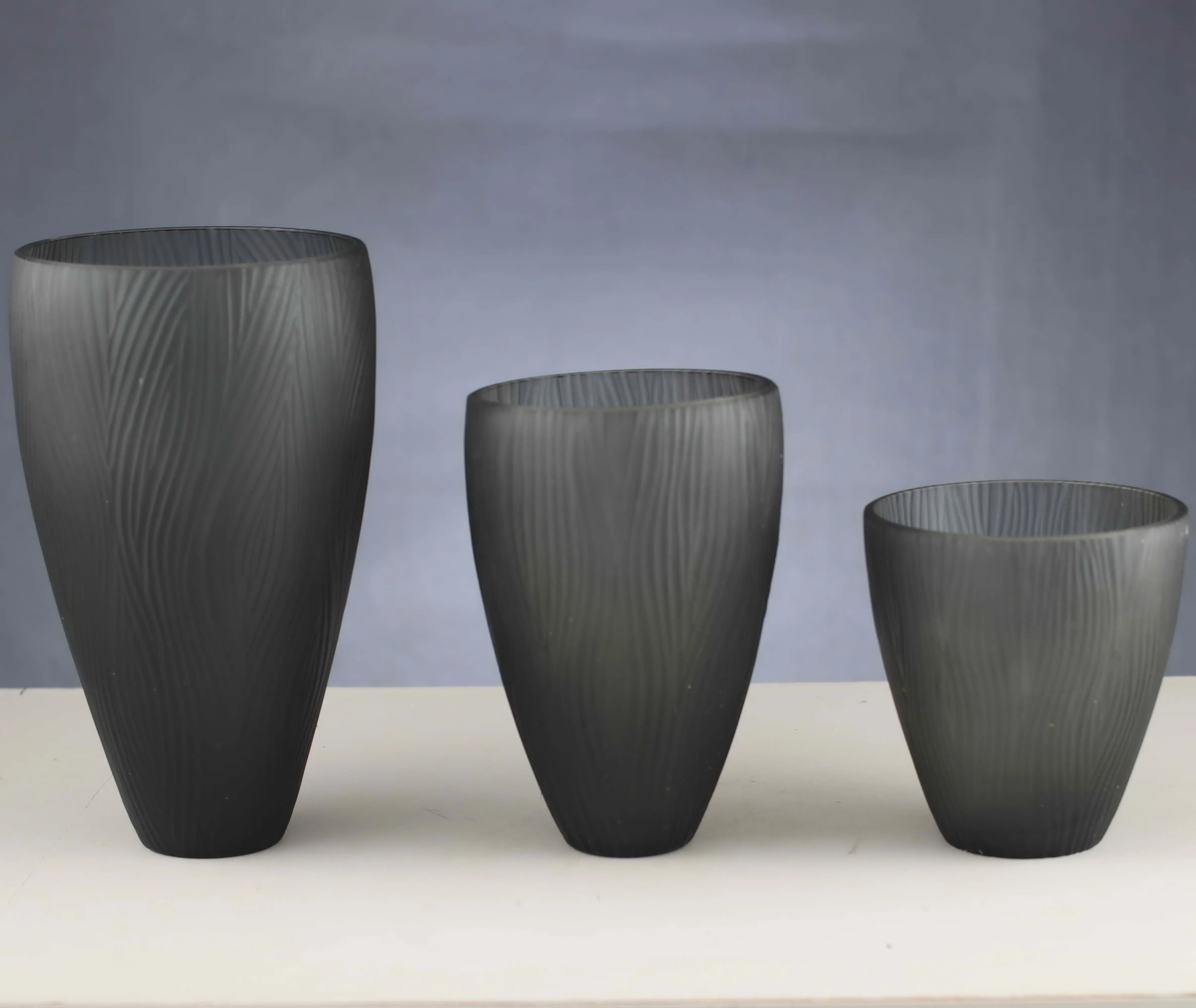 Black etching vases decorate the living room and meeting room other home decor