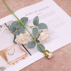 Rose artificielle à trois têtes en soie, faite à la main, pour décoration florale classique, décoration intérieure douce, arrangement de table pour remise de diplôme et mariage - Product Image 6