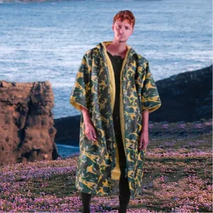 Kebesaran jaket ponco surfing jubah berubah tahan angin kustom cetak camo jubah berubah tahan air