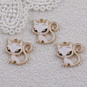 Dijes de aleación de zinc con diseño de gato de dibujos animados en rosa, azul, negro y blanco, accesorios de joyería DIY para pulseras, collares y llaveros - Product Image 3