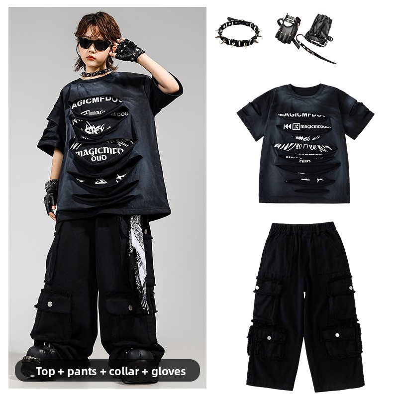 Costume noir + gants en cuir à rivets + col à pointes
