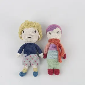 手作りの素敵なかぎ針編みのぬいぐるみ男の子と女の子のニット赤ちゃんのおもちゃOEMカスタムキャラクターマスコットかぎ針編み人形卸売