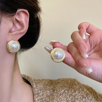 Anting-anting mutiara temperamen elegan niche Perancis anting-anting angin dingin populer baru 2023 kancing rasa tinggi