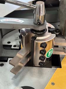 Machine à sertir les coins de profilés en aluminium Ybke, hauteur 120 mm, angle 80 mm, haute précision, équipement de fabrication de fenêtres et de portes - Product Image 3
