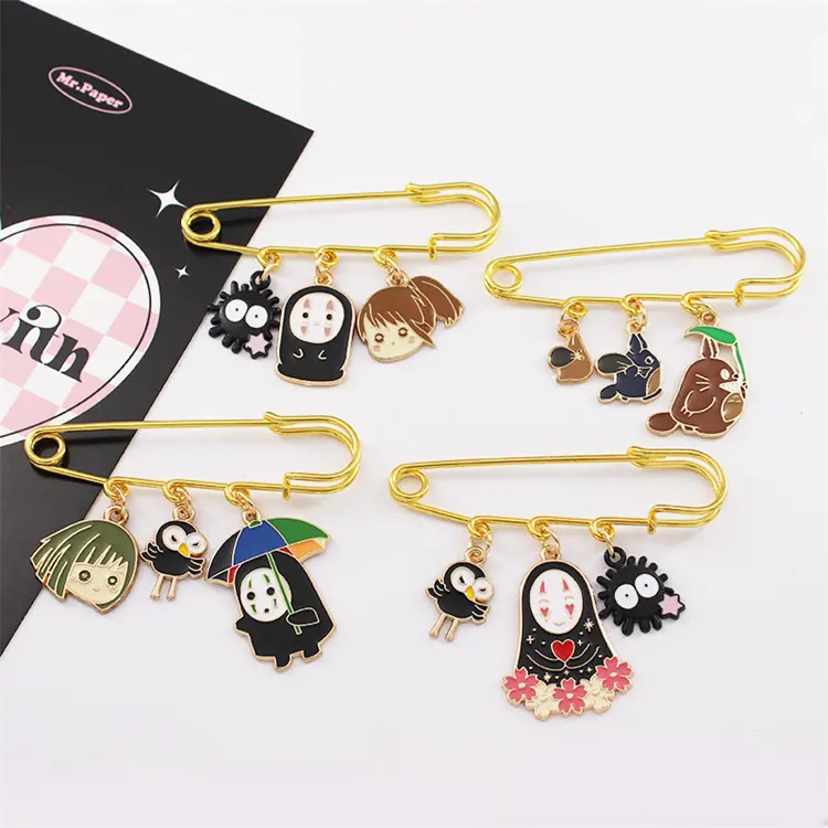 Venta al por mayor de broches de seguridad dorados de anime para Black Cat Spirited Away, alfileres de seguridad para bebés para ropa