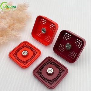 Diffuseur de parfum de voiture carré rouge haut de gamme, nouveau purificateur d'air pour voiture avec parfum longue durée, vaporisateur automatique de parfum - Product Image 3