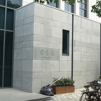 Maison prédécoupée moderne en forme de L, avec grande terrasse suspendue, offre spéciale