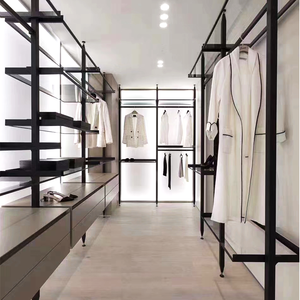 Étagère à vêtements réglable et antidérapante personnalisable pour armoire, cintres rétractables avec bande d'éclairage LED - Product Image 3