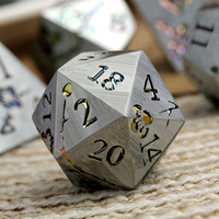 Ensemble de dés polyédriques personnalisés en alliage de zinc DND avec dés carrés de 16 mm en or et violet pour Dungeons and Dragons