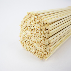 Brochetas desechables de bambú de 4.0mm y 5.0mm de diámetro para asar pollo, salchichas y aperitivos en barbacoas, uso comercial. - Product Image 3