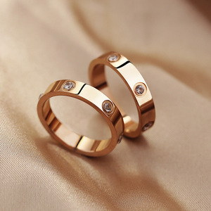 Anillo de Acero de Titanio de Lujo Ligero y de Alta Gama, Sin Color, Diseño de Seis Diamantes para Mujer, Estilo Frío y Moderno para Parejas - Product Image 2