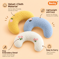 Coussin pour animaux de compagnie en tissu de velours rembourré de coton, durable, couleur personnalisée, doux, en forme de U, écologique, à motif uni, pour un sommeil profond