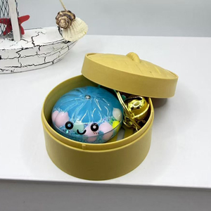 Porte-clés en forme de petit pain vapeur avec sable mouvant, design scintillant, jouet compressible mignon à visage souriant, vente en gros d'usine pour cadeaux - Product Image 5