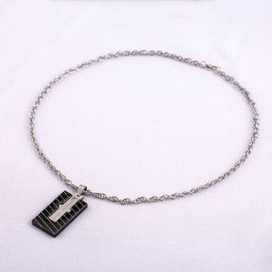 สร้อยคอผู้ชายจี้สี่เหลี่ยมสแตนเลสสีดำสลักลาย Forever Love สวมใส่ได้ทุกวัน - Product Image 3