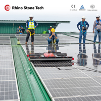 Robot de nettoyage de panneaux solaires anti-chute, machine de nettoyage photovoltaïque PV avec chenilles en caoutchouc pour un entretien sans effort