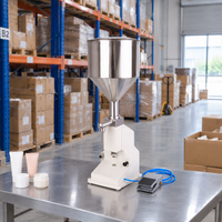 Machine de remplissage semi-automatique anti-goutte pour bouteilles et bocaux, idéale pour le miel, le ketchup, la mayonnaise, la crème et les sauces épaisses, ainsi que les pâtes alimentaires.