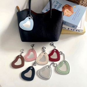 Llavero de Corazón de Piel Sintética, Colgante Multifuncional Portátil, Accesorio de Regalo con Espejo para Maquillaje - Product Image 4