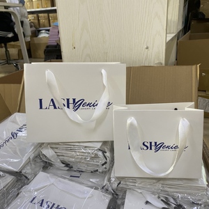 Borsa Regalo di Lusso in Carta Goffrata con Logo Personalizzato, per Shopping e Abbigliamento, con Manico in Nastro Resistente - Product Image 6