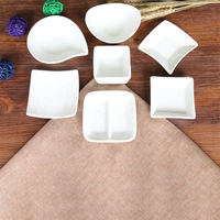 Assiettes en céramique blanches pures, design irrégulier, petites coupelles pour sauce soja, vinaigre, condiments, cornichons, pour restaurants et hôtels (vente en gros)