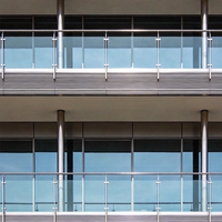 Poteau de balustrade moderne en acier inoxydable 316 avec verre feuilleté trempé, type perçage par le centre, pour hôtel, balcon extérieur, terrasse, piscine