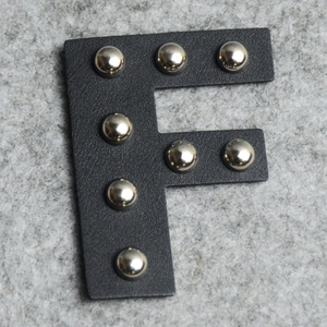 Écusson en cuir avec logo métallique personnalisé, lettres et motifs, bordure en cuir, logo métallique 3D, patch en cuir à coudre, accessoires vestimentaires - Product Image 3