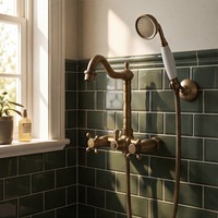 Ensemble de robinetterie de bain et de douche mural en laiton poli classique avec deux poignées et cartouche céramique (eau chaude/froide) pour hôtel et villa