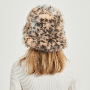 Chapeaux de pêcheur en fausse fourrure pour femmes, imprimé léopard, multicolores, duveteux, chauds, chapeaux en fourrure de renard tendance pour l'hiver. - Product Image 3