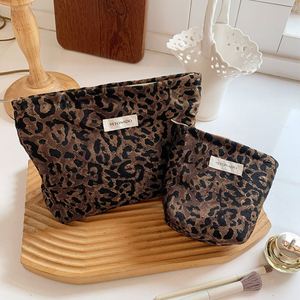 Grande trousse de maquillage portable en polyester à imprimé léopard, style mignon et tendance avec fermeture éclair - Product Image 6