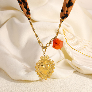 Collar de Pañuelo de Seda con Estampado de Leopardo, Colgante de Corazón de Acero Inoxidable, Bola de Resina Bañada en Oro de 18K, Elegante Accesorio de Moda - Product Image 2