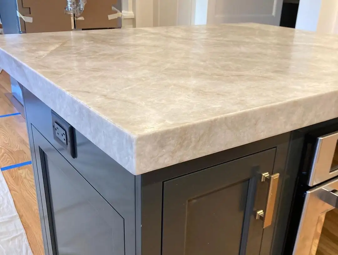 Biệt thự dự án sử dụng Taj Mahal quartzit tấm cho nhà bếp Countertop Granite Quartz cremo