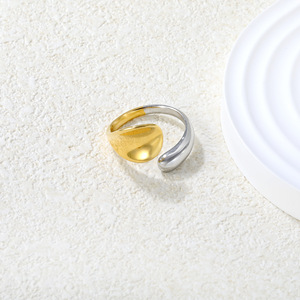 แหวนสแตนเลสสตีลดีไซน์เรขาคณิตแบบเปิดสองสีสไตล์ยุโรปอเมริกันสำหรับผู้หญิง - Product Image 3
