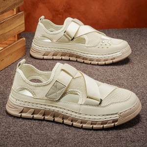 Sandalias de malla beige para hombre, con punta cerrada, suela gruesa antideslizante, ajustables con velcro, zapatos casuales para exteriores para verano - Product Image 1