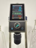 Réacteur en verre automatique de laboratoire avec cuve sous pression et réservoir de mélange chauffé par moteur avec agitateur