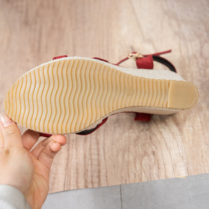 รองเท้าส้นเตารีดแบบสายไขว้สำหรับผู้หญิง รุ่นใหม่สำหรับฤดูร้อน สไตล์ยุโรปอเมริกัน เปิดนิ้วเท้า รองเท้าสไตล์โรมัน ขายส่ง - Product Image 6