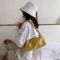 2026 Sacs à main, chaussures, sandales, pochettes et sacs à bandoulière pour femmes en cuir PU, avec pantoufles, sac nuage à grande chaîne métallique et claquettes assorties