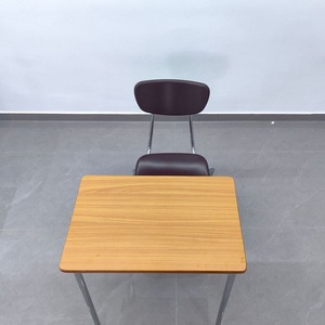 Conjunto de escritorio y silla para estudiantes, con superficie de madera, estructura metálica, diseño minimalista, para uso escolar. - Product Image 1