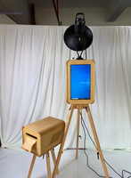 Photomaton vintage en bois avec Marshall : créez une ambiance parfaite pour des photos d'événements virales.