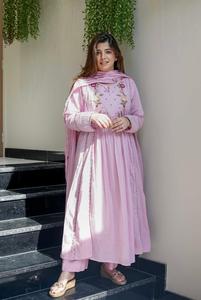 Conjunto de Kurta, Pantalón y Dupatta de Seda Chanderi para Mujer, Ropa Étnica de Fiesta, Estilo Aara, de Primera Calidad, Secado Rápido, para Toda Ocasión - Product Image 2