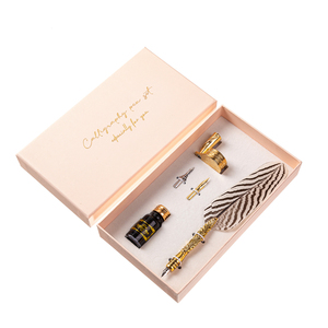 Eacajjess Coffret cadeau <span class=keywords><strong>plume</strong></span> de paon de luxe léger Cadeau de Noël Set de stylos à plumes de dinde naturelle <span class=keywords><strong>Calligraphie</strong></span> <span class=keywords><strong>anglaise</strong></span> - Product Image 1