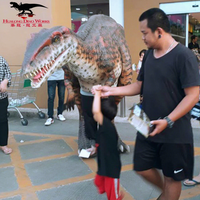 Costume réaliste de dinosaure marchant dans un parc à thème Performance sur scène