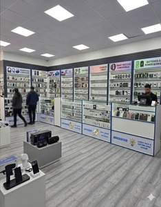 ตู้โชว์อุปกรณ์เสริมโทรศัพท์มือถือแบบกำหนดเองจากโรงงาน OEM พร้อมไฟ LED และกระจกนิรภัย - Product Image 3