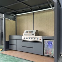 Structure de barbecue extérieure moderne haut de gamme avec barbecue à gaz en acier inoxydable et réfrigérateur pour les réceptions en plein air
