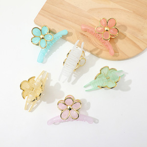 Pinza de Pelo Grande con Diseño de Flor de Huevo y Borde Dorado, Color Plástico Jelly, Estilo Elegante y Versátil - Product Image 2