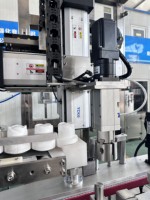 Machine de capsulage automatique à tête unique à position fixe 1000 BPH, capsuleuse électrique pour bouteilles, canettes et barils
