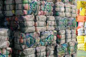 YiJiaYi Ropa usada Ropa <span class=keywords><strong>de</strong></span> <span class=keywords><strong>segunda</strong></span> <span class=keywords><strong>mano</strong></span> para mujeres y niñas Fardos Artículos a granel Compras en línea Tops <span class=keywords><strong>de</strong></span> verano Faldas Vestidos - Product Image 6