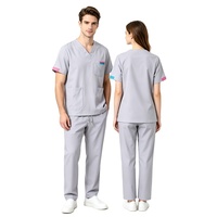 Tenue Médicale Professionnelle : Ensemble Blouse et Pantalon Col V en Polyester pour Hôpital, Clinique, Salle d'Opération – Uniforme Médical pour Médecins et Infirmières (OEM)