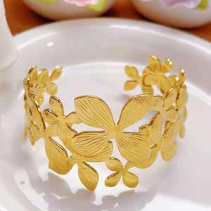 Bracelet à breloques plaqué or pour femme, motif floral irrégulier ajouré, bijoux de luxe haut de gamme pour soirée, vente en gros - Product Image 1